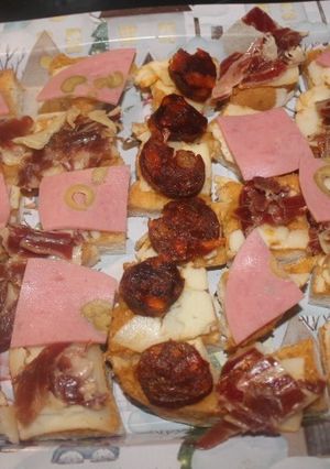 Una foto de Pan con chorizo, jamón y mortadela