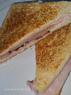 Foto principal de Bikini, con queso manchego, desayuno