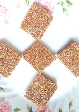 A picture of White sesame brittle.