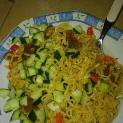 A picture of Jolof indomie with veges.
