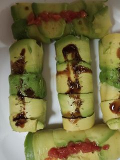 Una foto de Rollitos de aguacate
