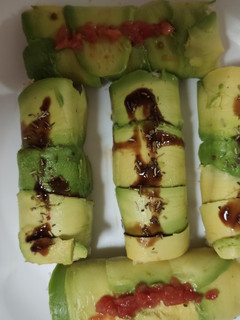 Una foto de Rollitos de aguacate