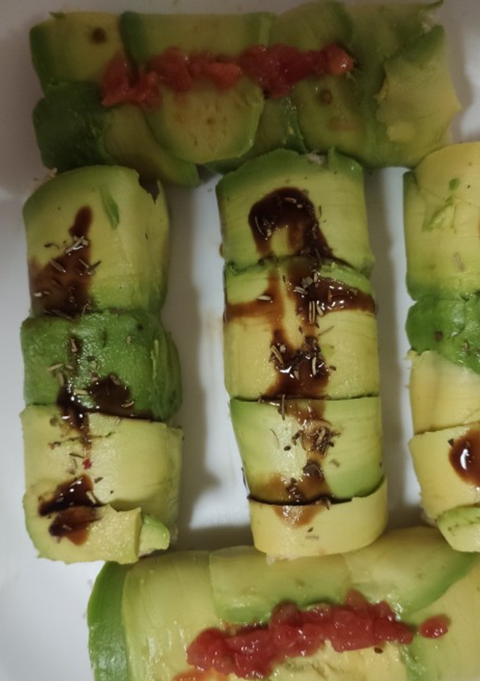 Una foto de Rollitos de aguacate