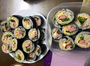 Hình của món Cơm cuộn rong biển.