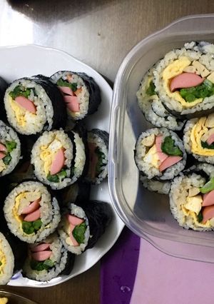 Hình của món Cơm cuộn rong biển.