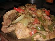 Una foto de hígado encebollado y morrón