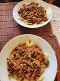 Ravioles con salsa y carne y algo más
