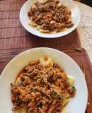 Ravioles con salsa y carne y algo más