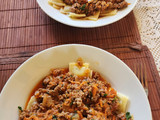 Ravioles con salsa y carne y algo más