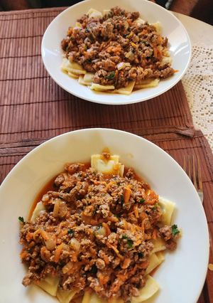 Una foto de Ravioles con salsa y carne y algo más