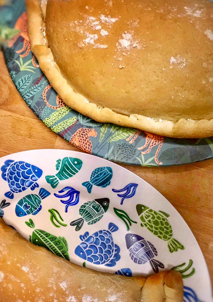 Una foto de Cena italiana: Calzone clásico y Calzone de salchichón ibérico con champiñones