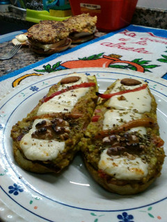 Una foto de Zucchinis rellenos con puré de paltas