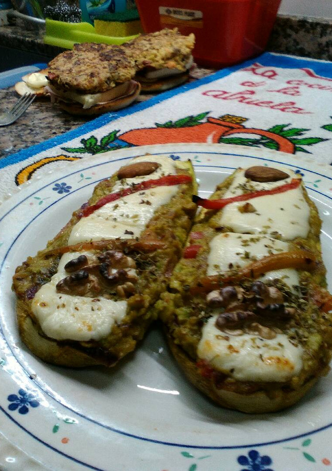 Una foto de Zucchinis rellenos con puré de paltas