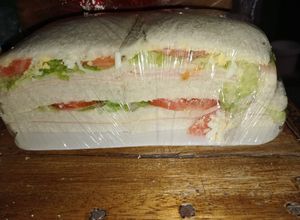 Una foto de Sándwich triple de miga