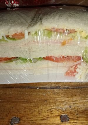 Una foto de Sándwich triple de miga