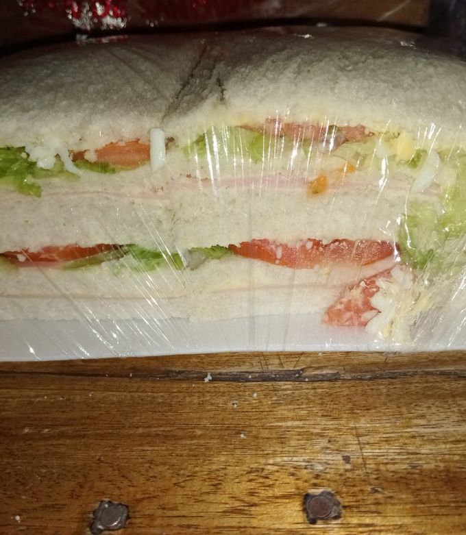 Una foto de Sándwich triple de miga