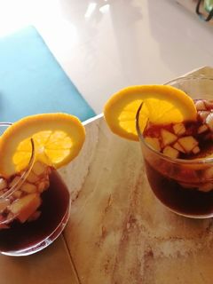 Una foto de Sangría, fácil y rápida receta para compartir en casa ♥