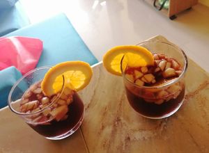 Una foto de Sangría, fácil y rápida receta para compartir en casa ♥