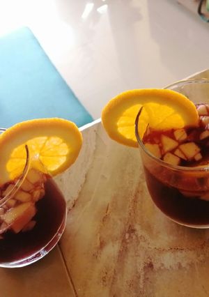 Una foto de Sangría, fácil y rápida receta para compartir en casa ♥