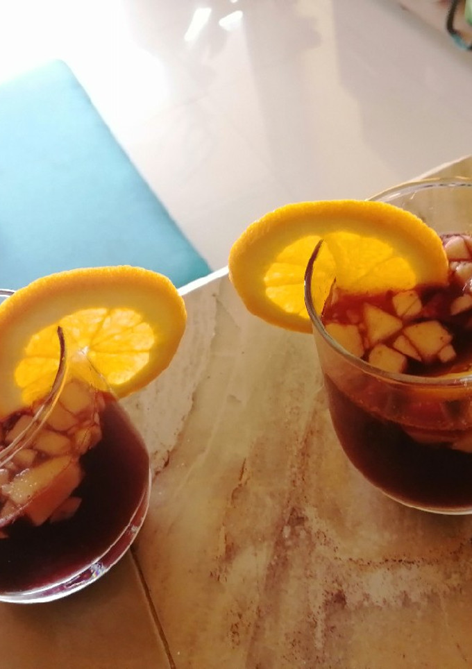 Una foto de Sangría, fácil y rápida receta para compartir en casa ♥