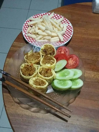 Langkah Gampang Membuat Resep fried rice egg roll with salad yang  Bikin Ketagihan Anti Ribet, Uenak Banget