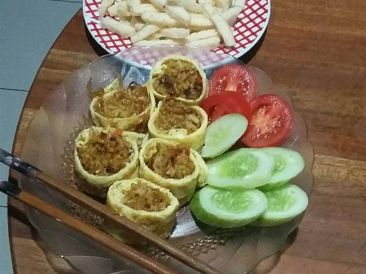 Langkah Gampang Membuat Resep fried rice egg roll with salad yang  Bikin Ketagihan Anti Ribet, Uenak Banget