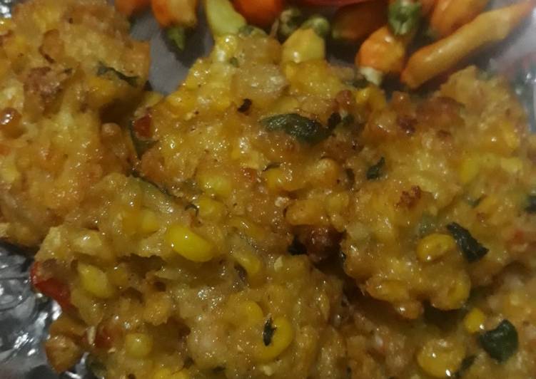 makanan Bakwan jagung manis with udang + kemangi yang Bisa Manjain Lidah