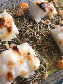 Una foto de Bacalao al horno con gulas y gambitas