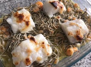Una foto de Bacalao al horno con gulas y gambitas