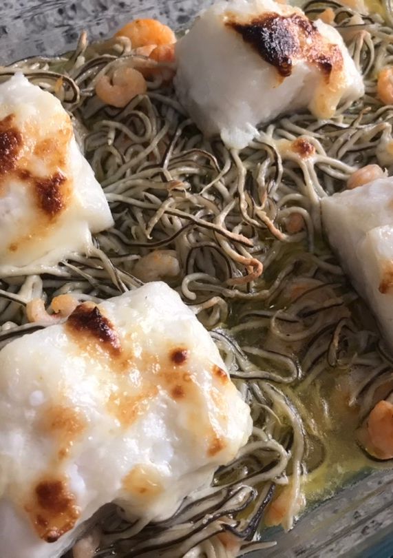 Una foto de Bacalao al horno con gulas y gambitas
