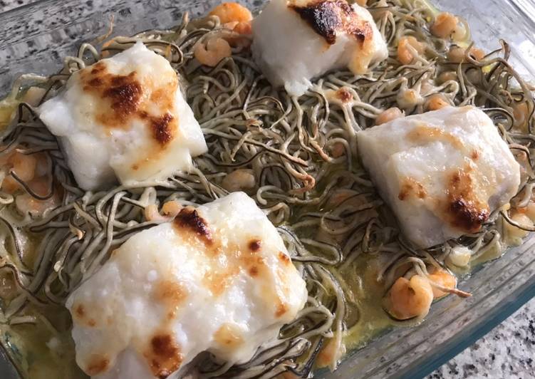 Bacalao al horno con gulas y gambitas