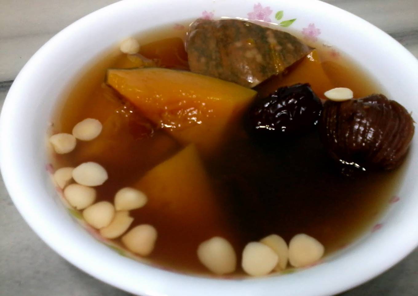 Pumpkin soup with almonds and dates