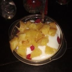 A picture of Fruit yogurt parfait.