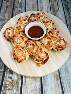 Pizzás csiga mártogatóval recept fotója