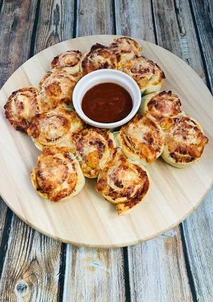 Pizzás csiga mártogatóval recept fotója