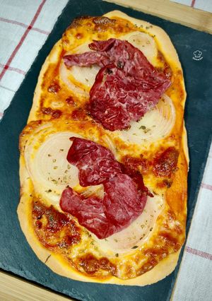 Una foto de Pizza con scamorza ahumada y pastrami