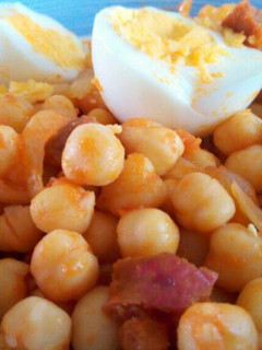 Una foto de Garbanzos con tomate y chorizo