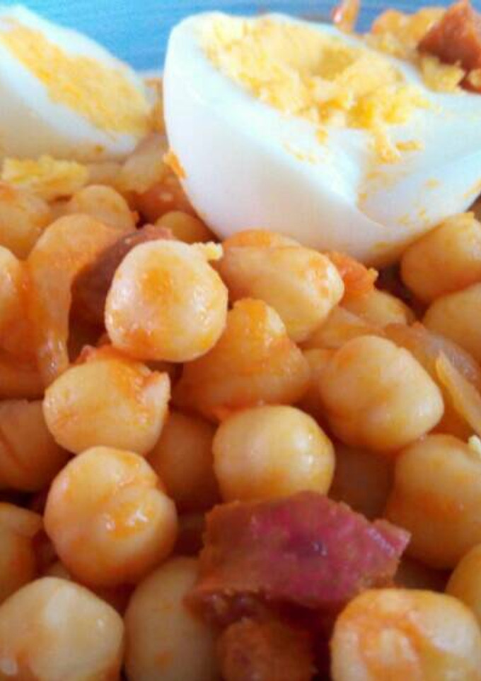 Una foto de Garbanzos con tomate y chorizo
