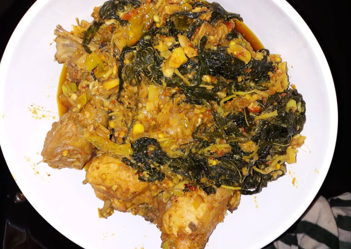 Ayam betutu daun singkong