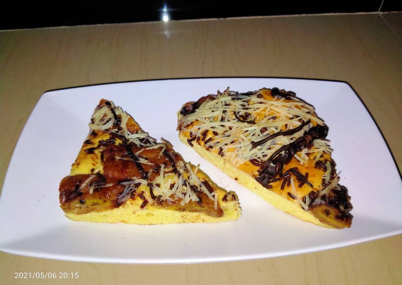 Banana choco cheese pizza