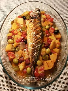 Una foto de Chicharro al horno, con cazuela de verduras y olivas
