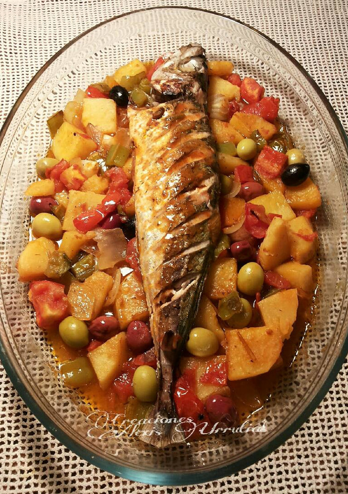 Una foto de Chicharro al horno, con cazuela de verduras y olivas