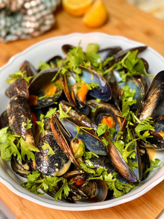 Una foto de Mejillones en salsa de curry rojo y lima