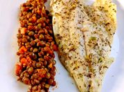 Una foto di filetto di orata cipolla