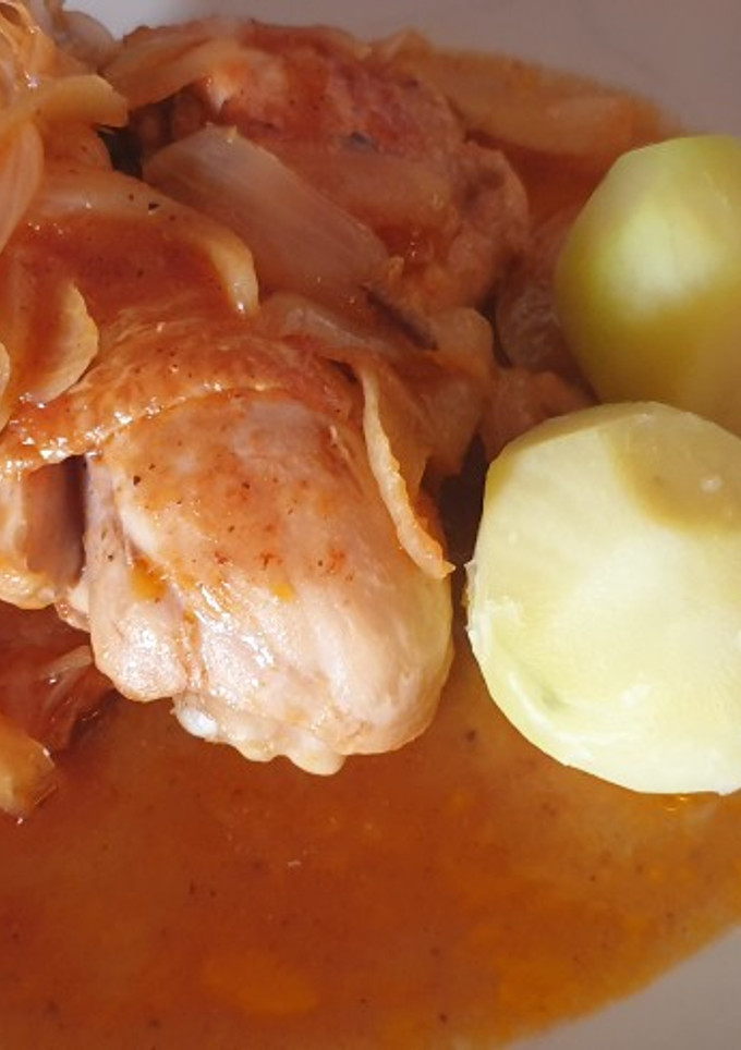 Una foto de Pollo con cebolla