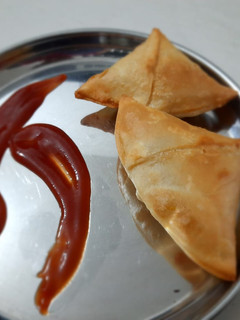 સમોસા (Samosa Recipe In Gujarati) રેસીપી મુખ્ય ફોટો