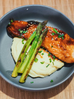 Una foto de Salmón al teriyaki
