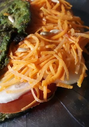 Una foto de Omelette de espinaca relleno con tomate, pepino y zanahoria
