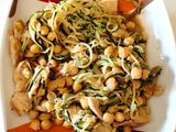 Espaguetis de calabacín con pollo y garbanzos