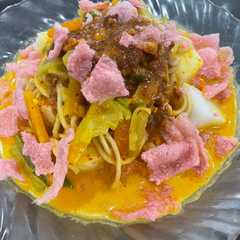 A picture of Lontong.